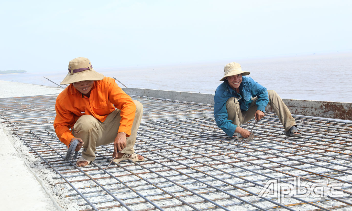  Dưới cái nắng nhẹ và gió biển của những ngày  đầu năm, không khí làm việc ở nơi đây rất nhộn nhịp, rộn ràng.