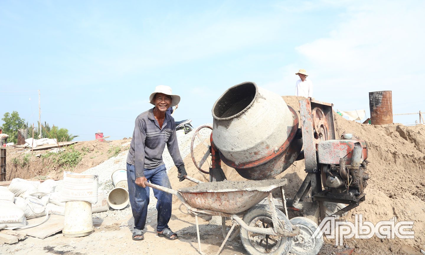 Không khí làm việc  nhộn nhịp, rộn ràng.