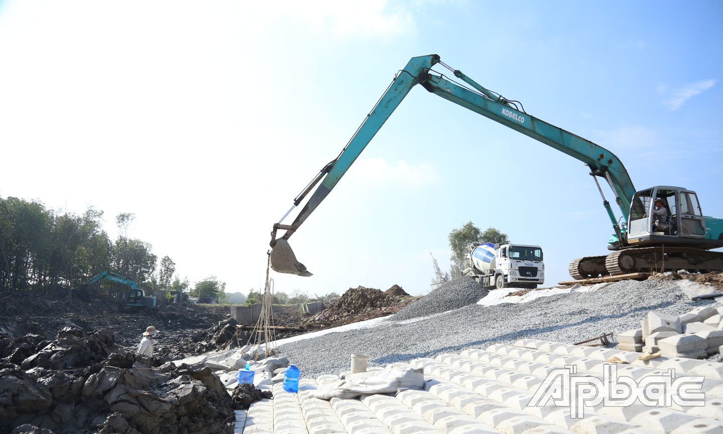 Tuyến đê dần hình thành  uốn lượn dọc bờ biển,  có khả năng chống chọi  lên đến bão cấp 9.