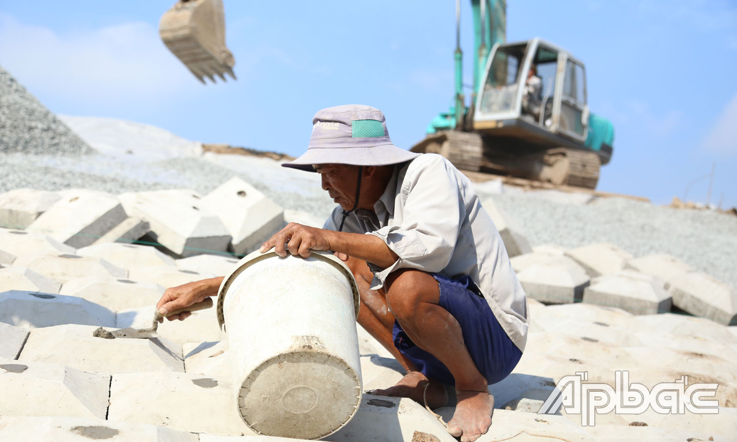 Một  công nhân  đang  tiến hành  trám hở  trên đê  chắn sóng.