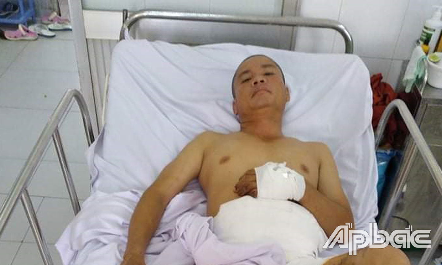 Anh Điền đang rất cần sự giúp đỡ để có chi phí điều trị vết thương.
