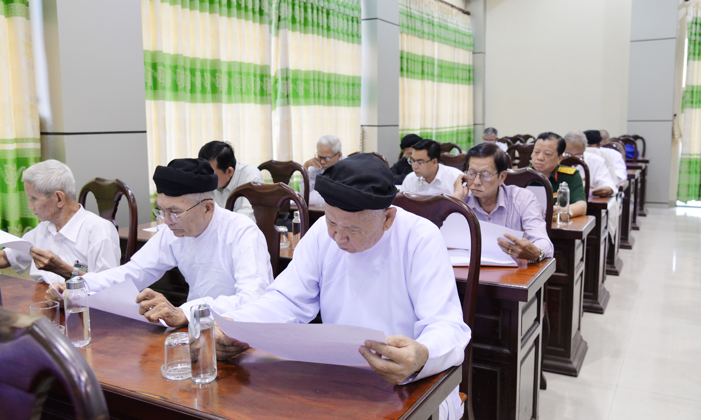 Thành viên Ủy ban MTTQ tỉnh nghiên cứu kỹ danh sách ứng cử viên do Ủy ban bầu cử tỉnh chuyển đến