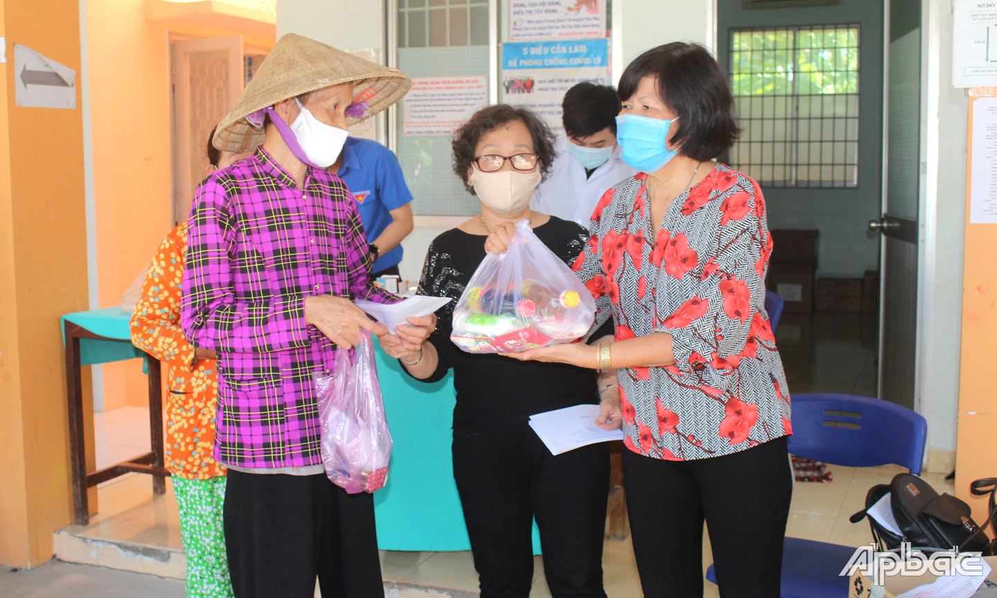 Hội Bảo trợ tặng quà cho các đối tượng tại huyện 