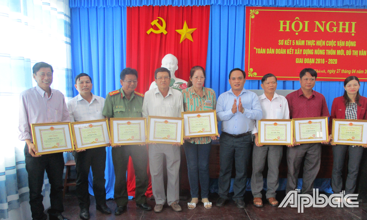 Ông Phan Thanh Danh, Trưởng Ban Dan vận, Chủ tịch MTTQ huyện trao giấy khen những người có thành tích.