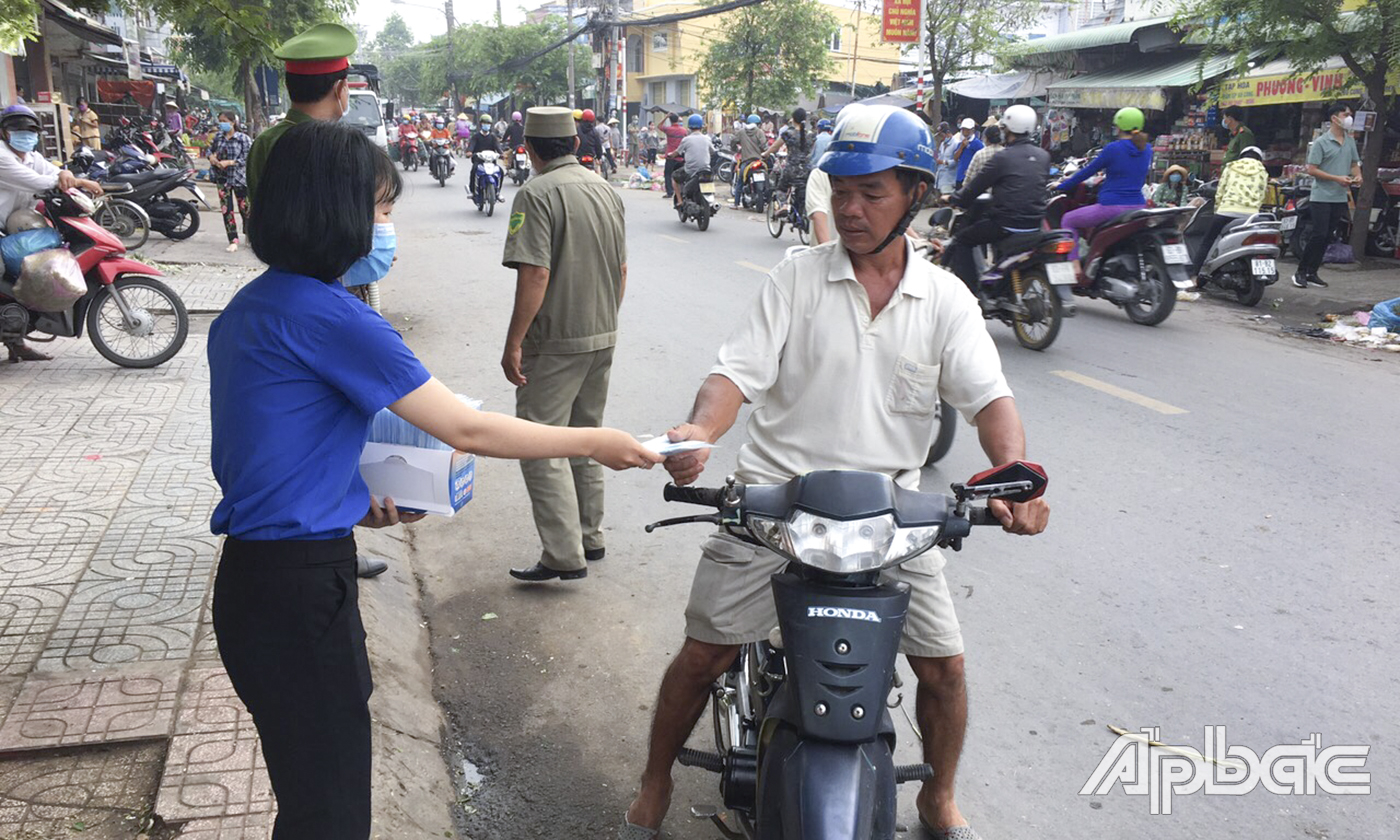lực lượng chức năng nhắc nhở người dân đeo khẩu trang.