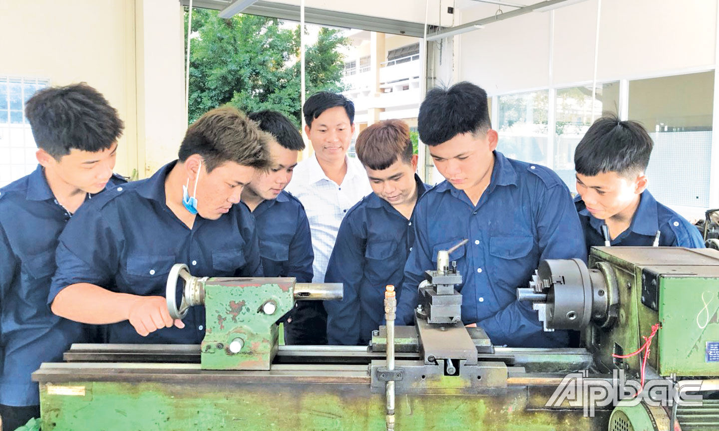  Sinh viên Trường Cao đẳng Tiền Giang trong giờ học thực hành. 