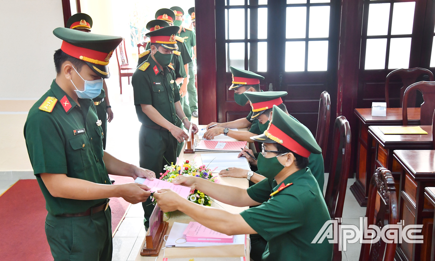 Bầu cử tại Bộ Chỉ huy Quân sự tỉnh. Ảnh: THANH LÂM.