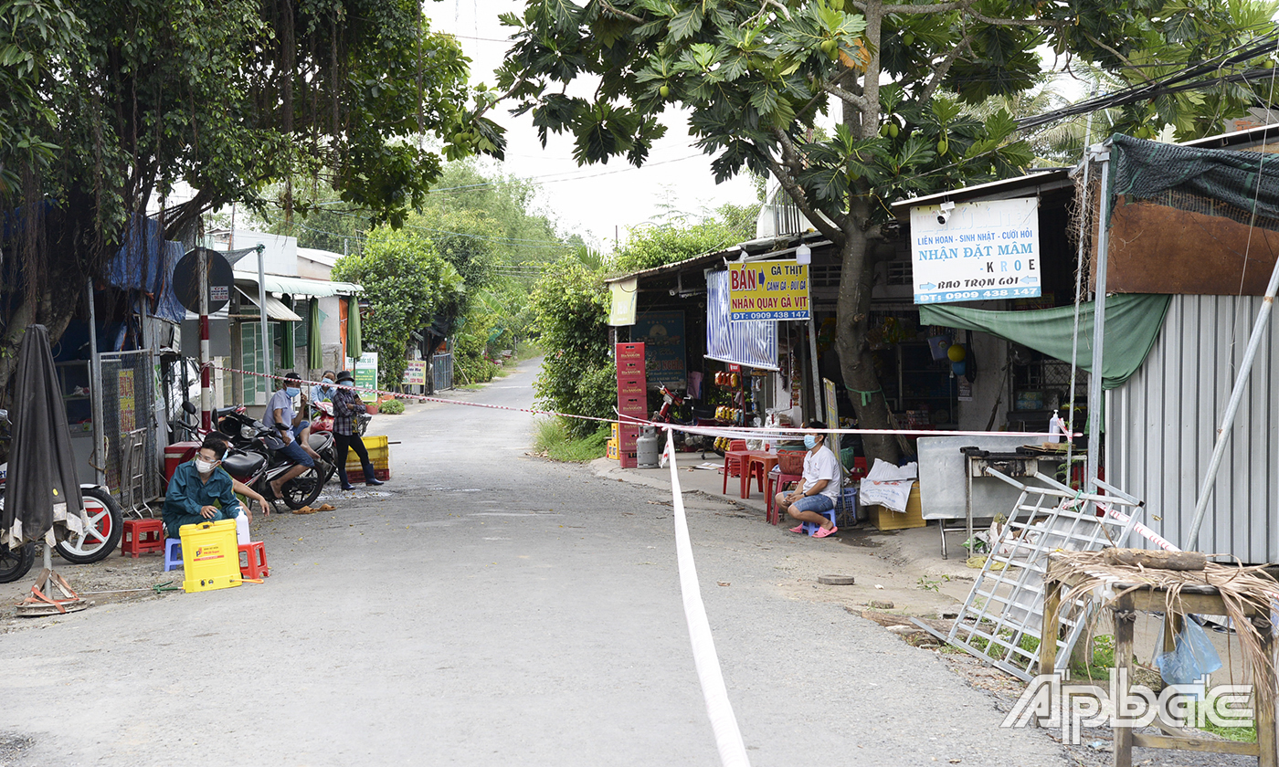Người dân bên trong khu vực bị phong tỏa ở xã Mỹ Hạnh Đông.