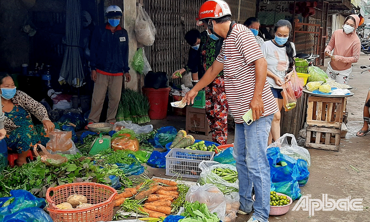 Rau, củ, quả tại các chợ truyền thông vẫn còn ở mức cao