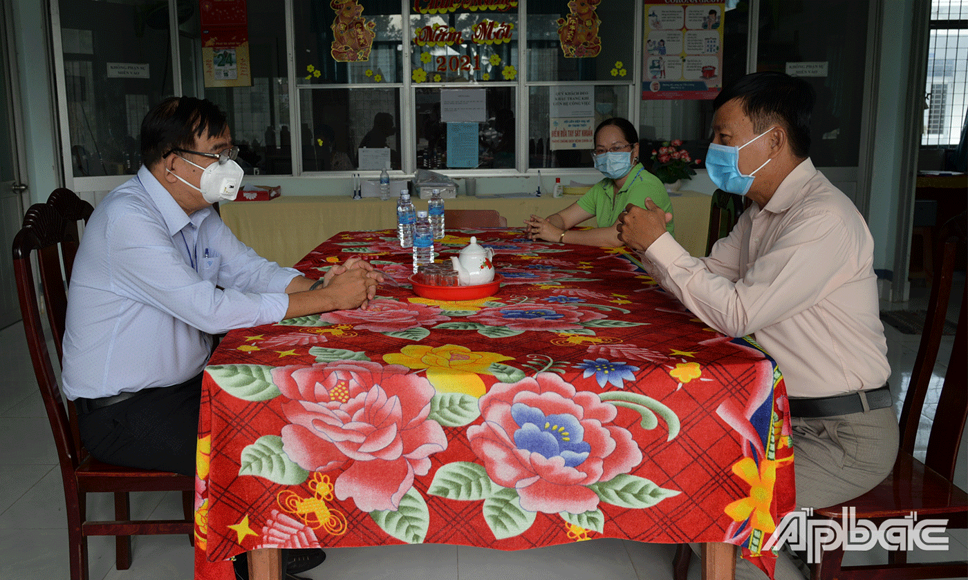 Đồng chí Nguyễn Minh Tân kiểm tra công tác phòng chống dịch tại UBND xã An Thạnh Thủy.