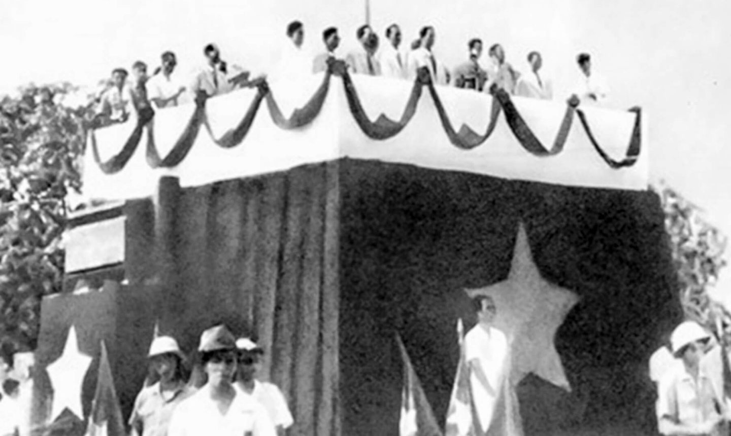 chủ tịch Hồ Chí Minh đọc bản Tuyên ngôn Độc lập ngày 2-9-1945 tại quảng trường Ba Đình (Hà Nội).  Ảnh: TƯ LIỆU