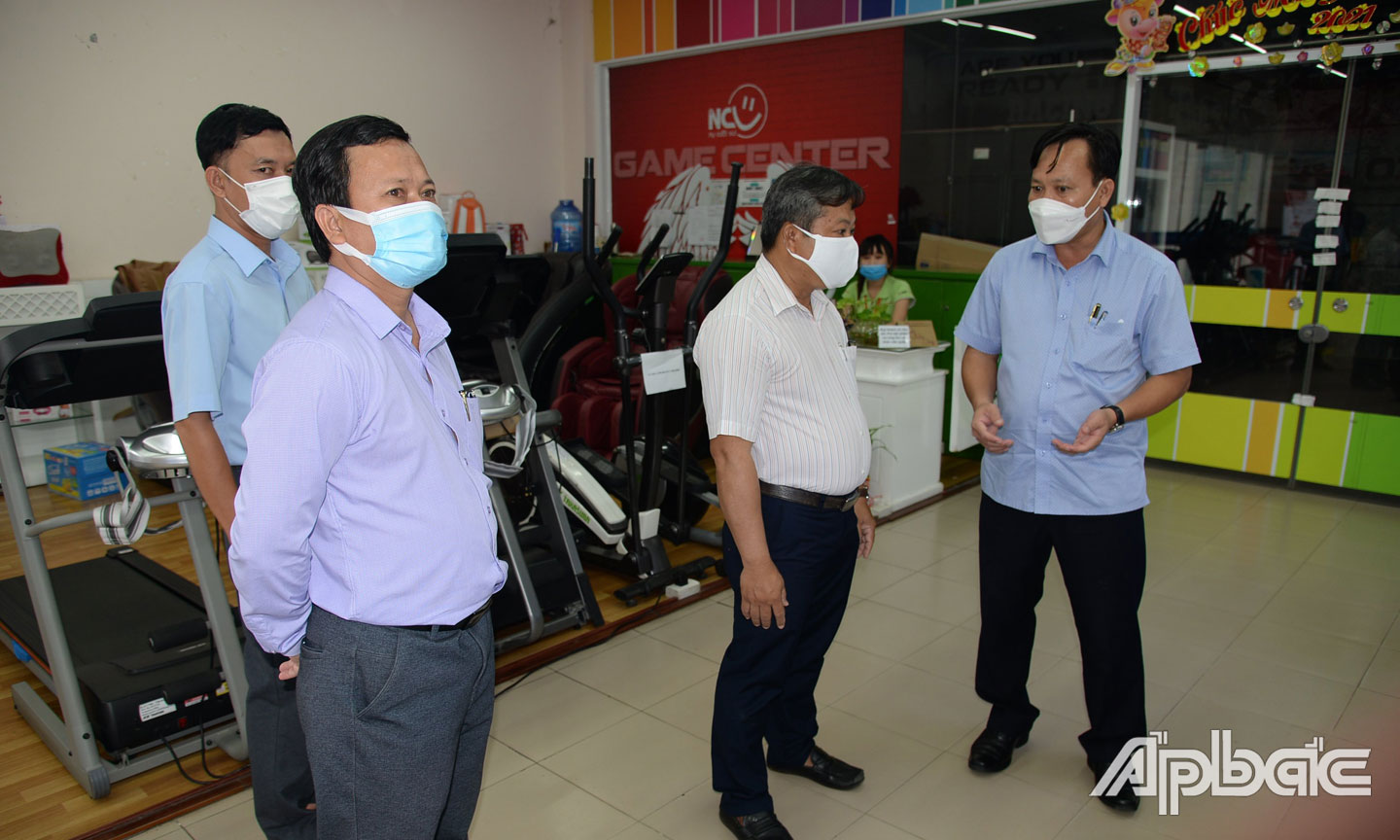 Đồng chí Giản Bá Huỳnh (phải) kiểm tra công tác phòng, chống dịch Covid-19.       Ảnh: M.  Thành