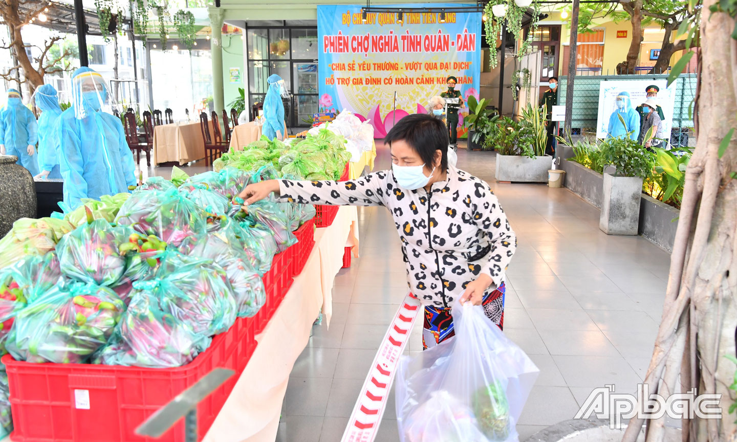 Nhờ làm tốt công tác dân vận, nhiều hoạt động an sinh xã hội đã được triển khai thực hiện rộng rãi. Trong ảnh: Bộ Chỉ huy Quân sự tỉnh Tiền Giang tổ chức Phiên chợ nghĩa tình Quân - Dân, hỗ trợ quà cho các gia đình chính sách và gia đình có hoàn cảnh khó khăn do ảnh hưởng của dịch Covid-19 trên địa bàn TP. Mỹ Tho. Ảnh: THANH LÂM