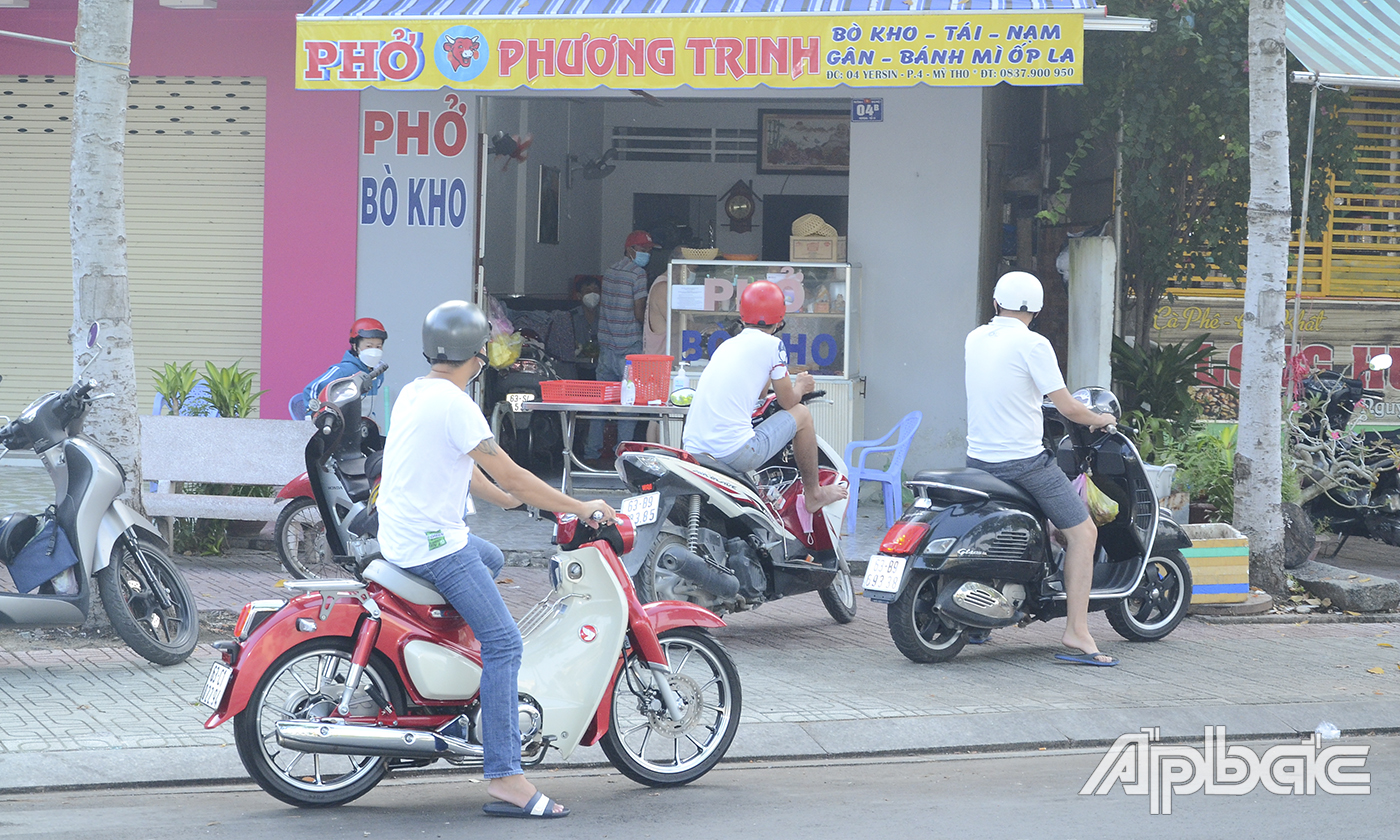 Quán ăn mở cửa trở lại, phục vụ ăn tại chỗ và mang đi.
