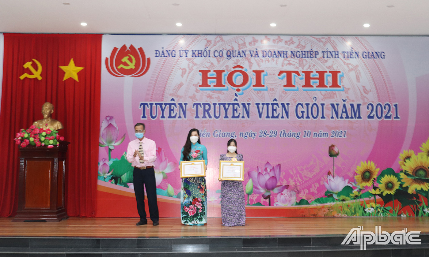 Ban Tổ chức trao 2 giải Nhì cho thí sinh Nguyễn Thị Tuyết Phương đến từ Đảng bộ cơ quan Sở Công thương và thí sinh Trần Thị Xuân Mai đến từ Đảng bộ Trường Cao đẳng Y tế