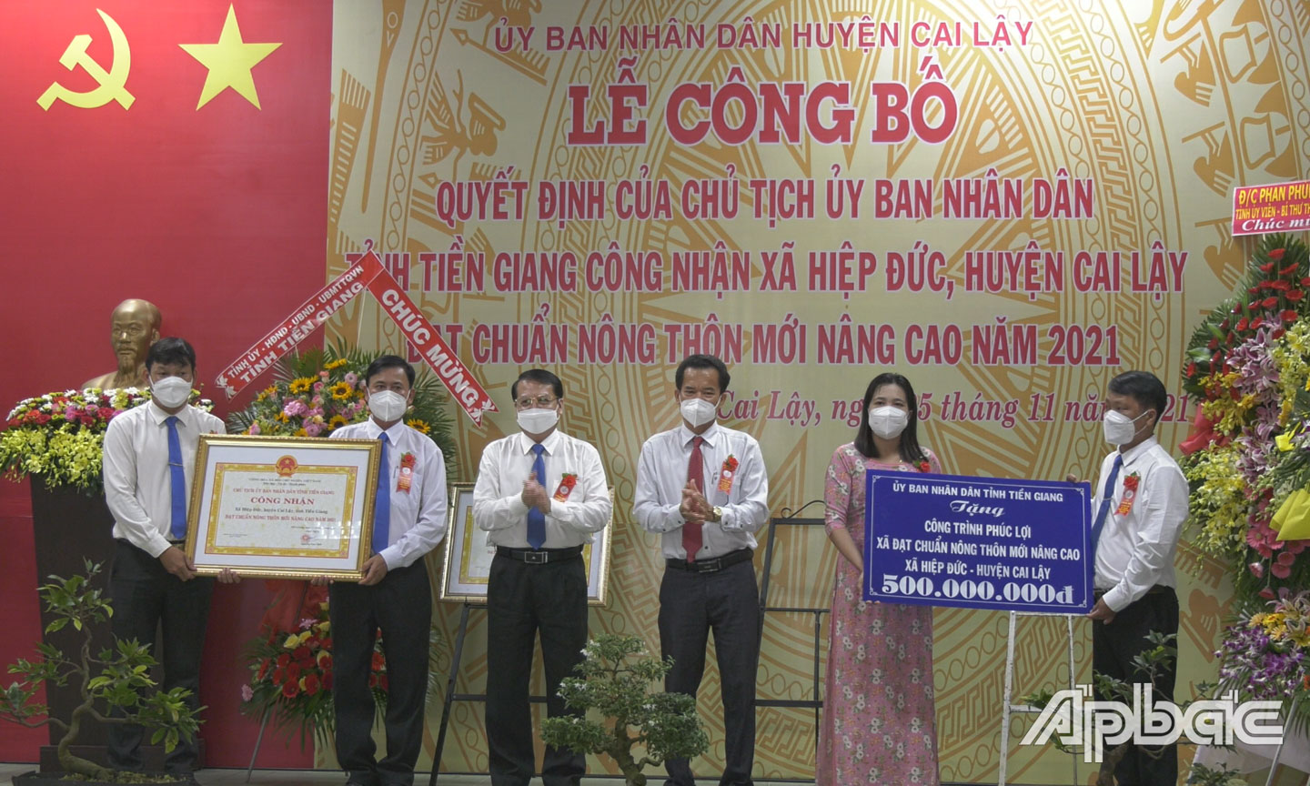 Đồng chí Phạm Văn Trọng trao Bằng công nhận và Bảng tượng trưng tặng Công trình phúc lợi trị giá 500 triệu đồng cho xã Hiệp Đức.
