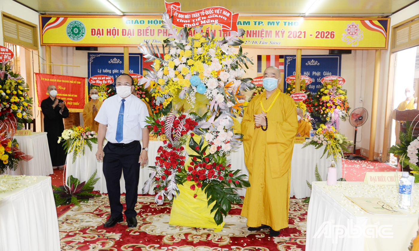 Đồng chí Nguyễn Chí Trung, Ủy viên Ban Thường vụ Tỉnh ủy, Chủ tịch Ủy ban MTTQ tỉnh trao hoa chúc mừng đại hội đến Thượng tọa Thích Quảng Lộc