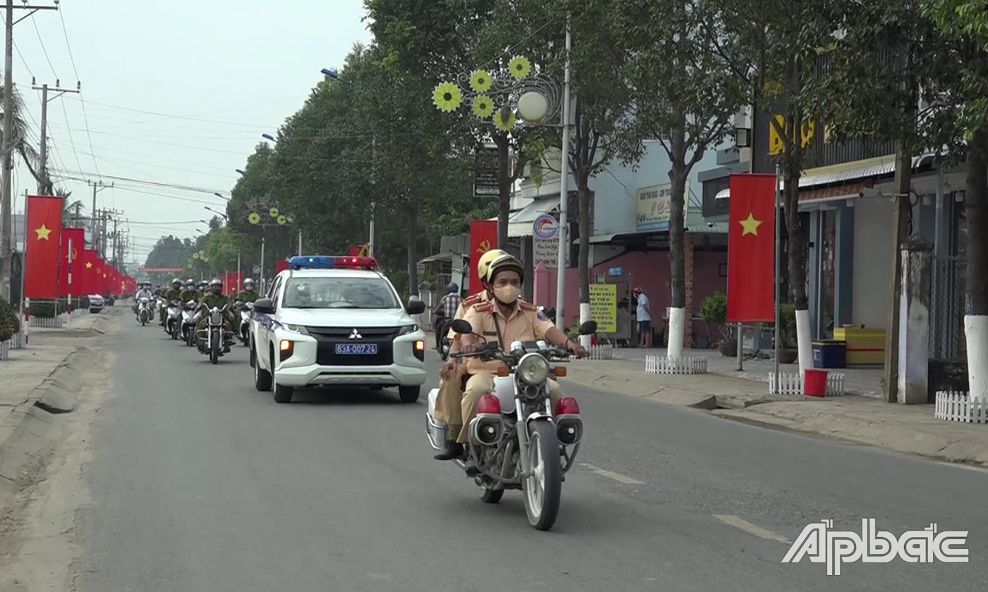 Diễu hành qua các tuyến đường truyên truyền người dân tham gia phnogf chống tội phạm