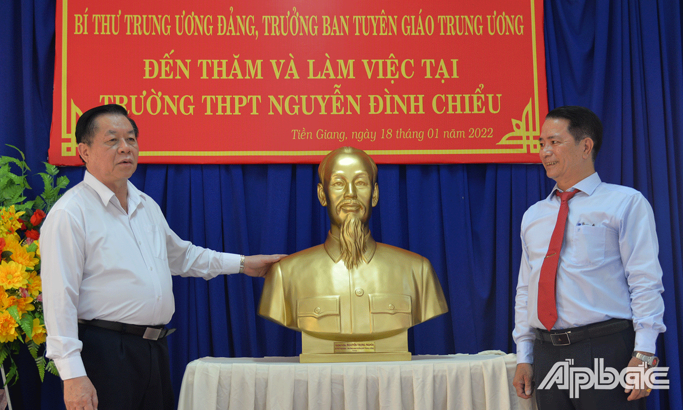 đồng chí Nguyễn Trọng Nghĩa trao tặng chân dung Chủ tịch Hồ Chí Minh cho trường THPT Nguyễn Đình Chiểu.