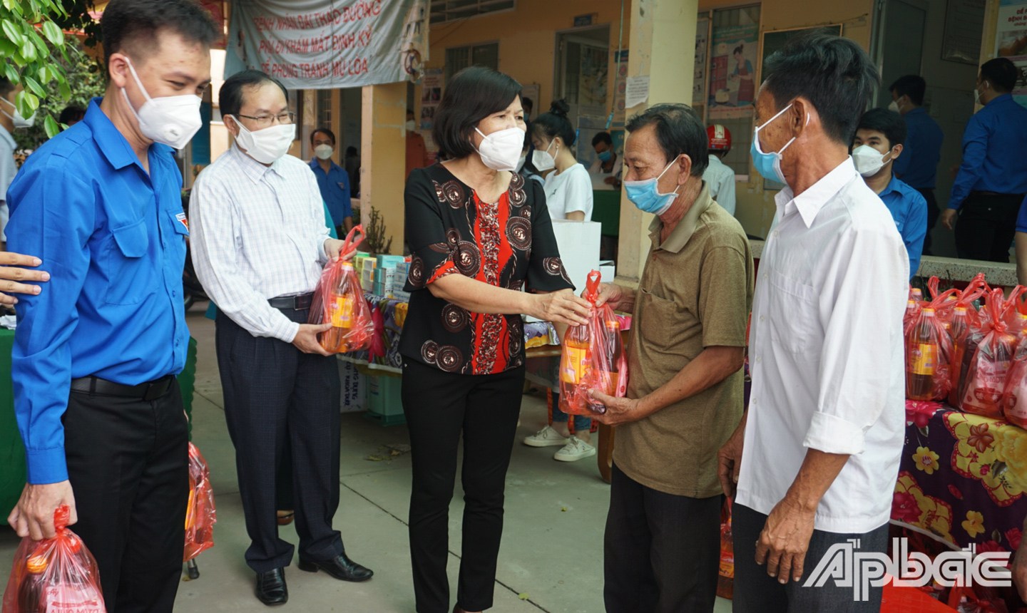 Ban Tổ chức thăm, tặng quà và tổ chức khám, chữa bệnh cho người dân có hoàn cảnh khó khăn, gia đình chính sách trên địa bàn xã Tam Hiệp. 