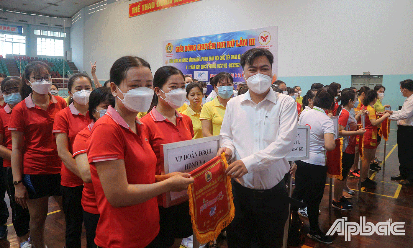 Chủ tịch Công đoàn Viên chức Tiền Giang trao Cờ cho các đội tham gia thi đấu