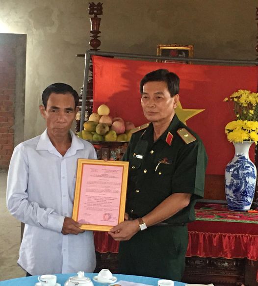 29.4 Thieu tuong Đoàn Thanh Xuân trao quyet đinh ban giao can nha tinh dong doi cho ong Huynh Va Huong