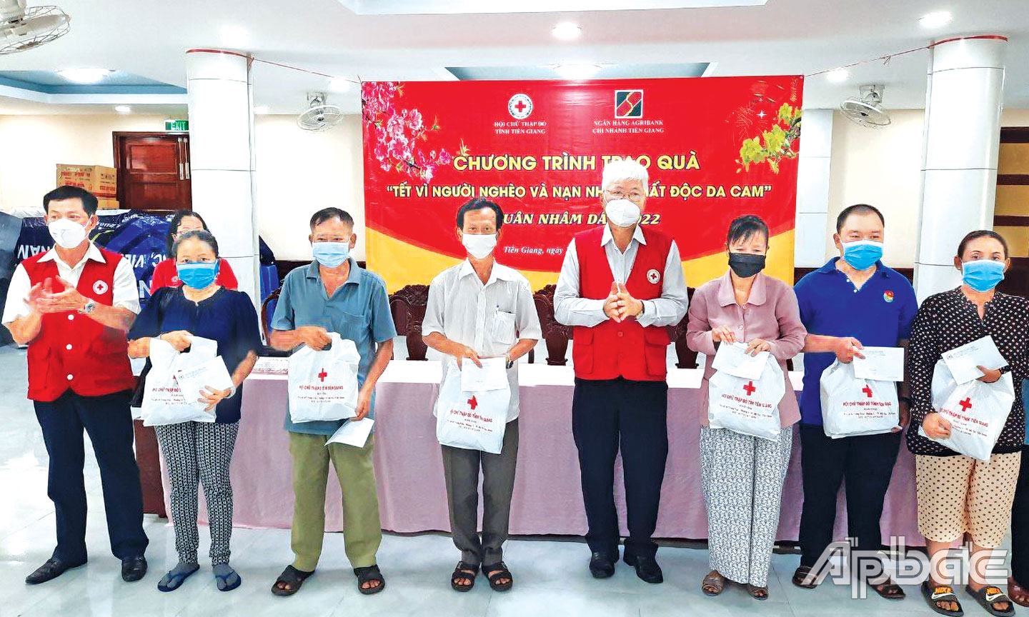 Chủ tịch Hội CTĐ tỉnh Tiền Giang Võ Văn Láng (bìa phải) trao nhà cho gia đình có hoàn cảnh khó khăn.