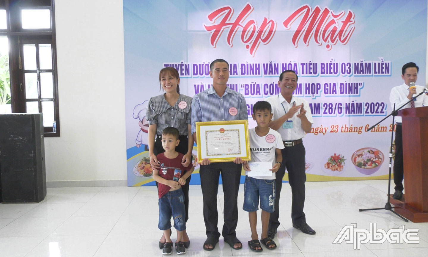 Ông Võ Văn Nhanh, Huyện ủy viên, PCT UBND huyện Cai Lậy trao giải Nhất cho gia đình đạt giải hội thi 