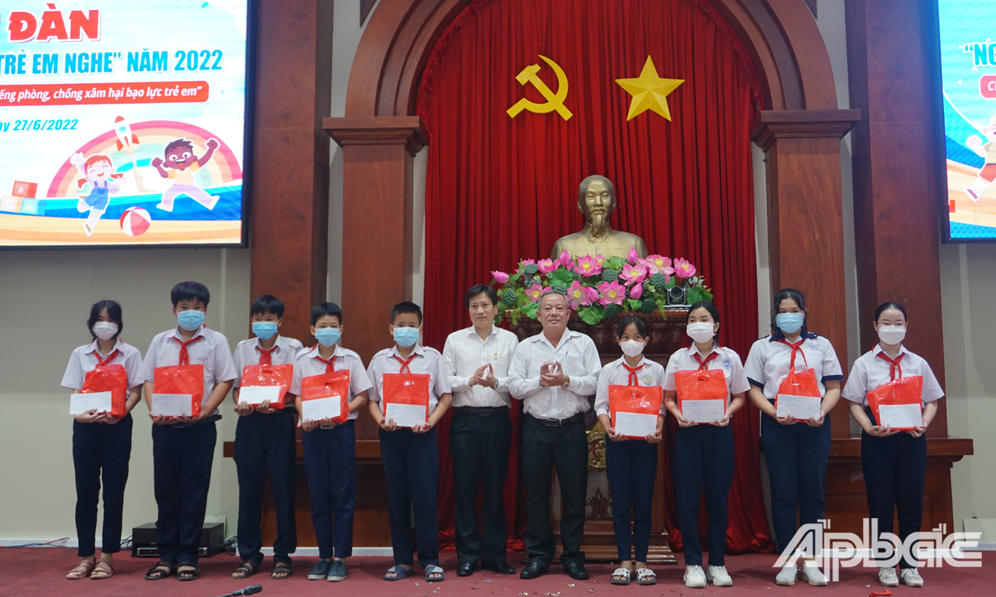 Đại diện lãnh đạo các sở, ban, ngành, đoàn thể, nhà hảo tâm tặng quà cho các em