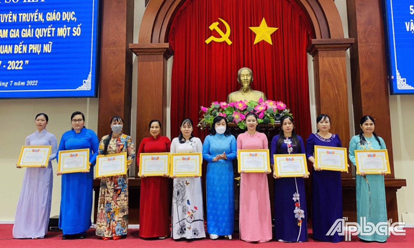 Khen thưởng các tập thể, cá nhân.