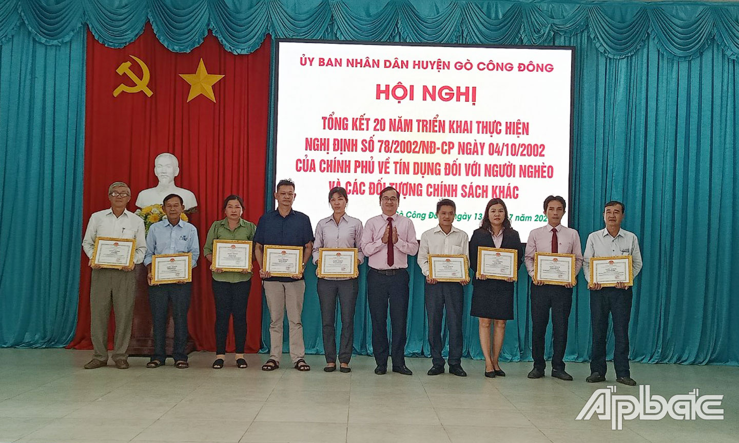 Ông Trần Văn Trung, Phó Giám đốc Ngân hàng chính sách xã hội tỉnh Tiền Giang tặng giấy khen của UBND huyện GCĐ cho các tập thể và cá nhân vì có  thành tích đóng góp trong 20 năm hoạt động tín dụng chính sách xã hội theo Nghị định 78/2002/NĐ-CP  của Chính phủ.