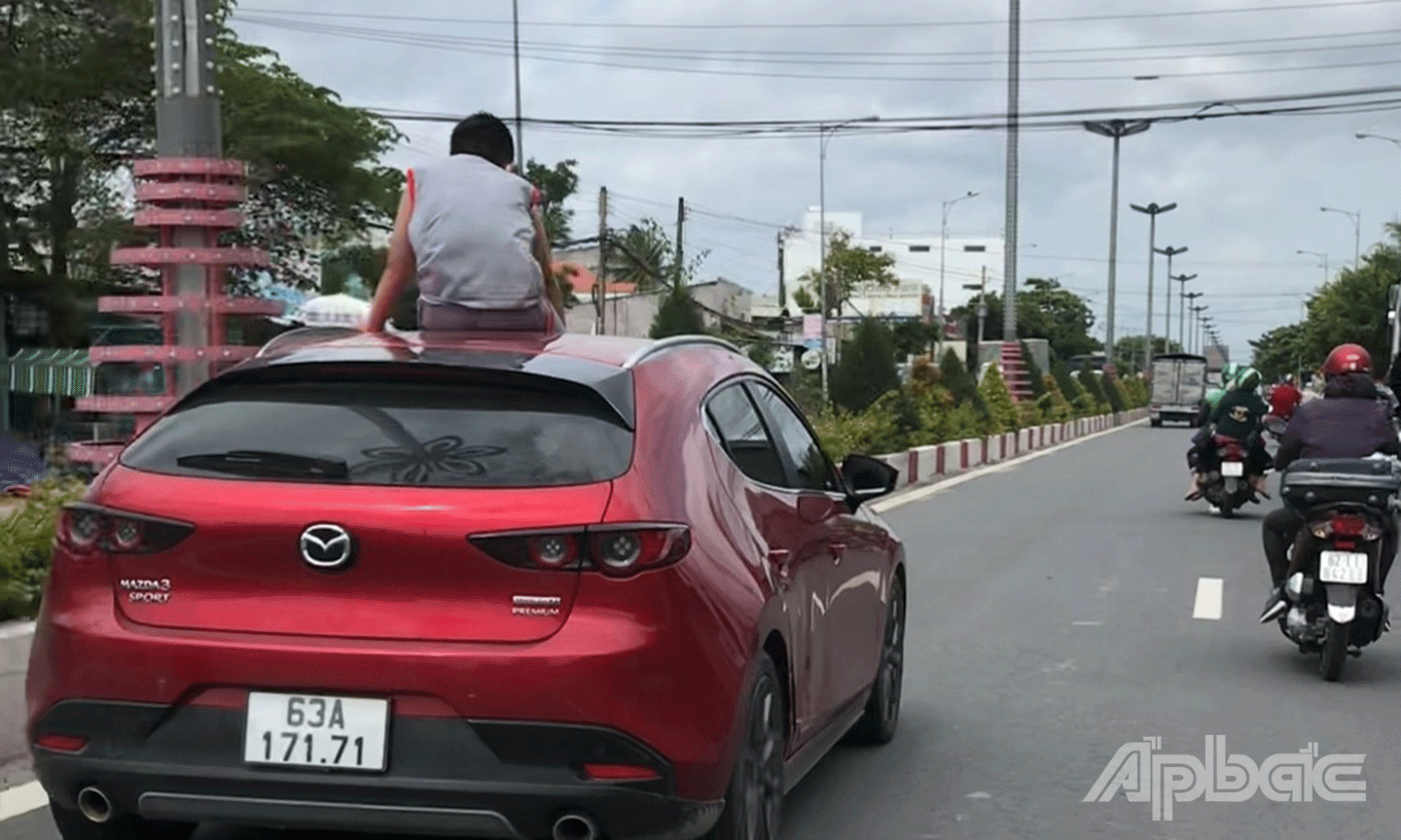 CSGT đã lập biên bản xử phạt đối với tài xế chở bé trai ngồi trên nóc xe ô tô.