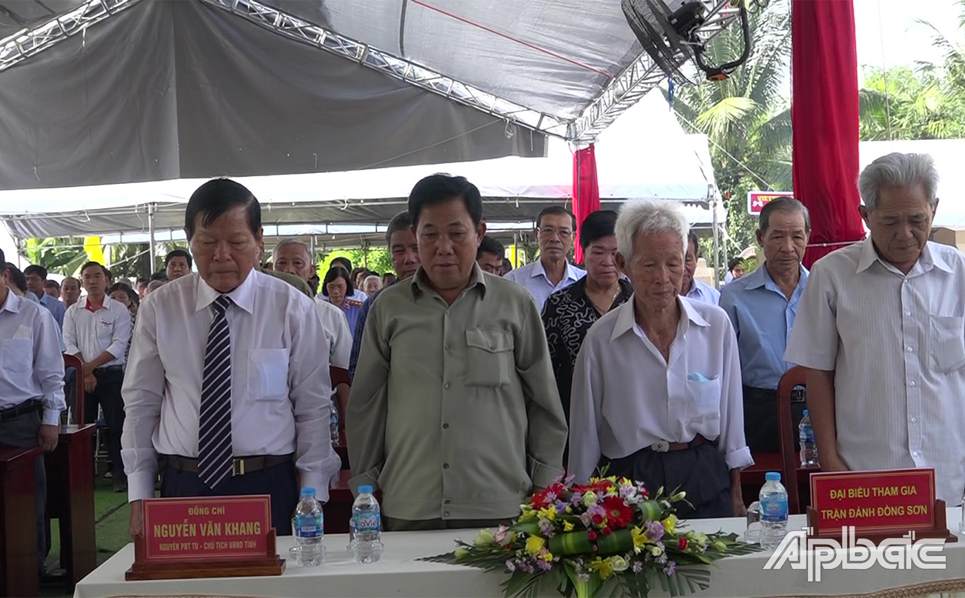 Lãnh đạo tỉnh, huyện và các đại biểu , dành một phút mặc niệm để tưởng nhớ công ơn to lớn của các anh hùng liệt sĩ 