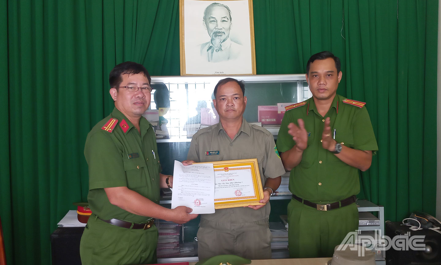 Các đồng chí trong Ban Bảo vệ dân phố  phường 1, TX. Cai Lậy được khen thưởng.