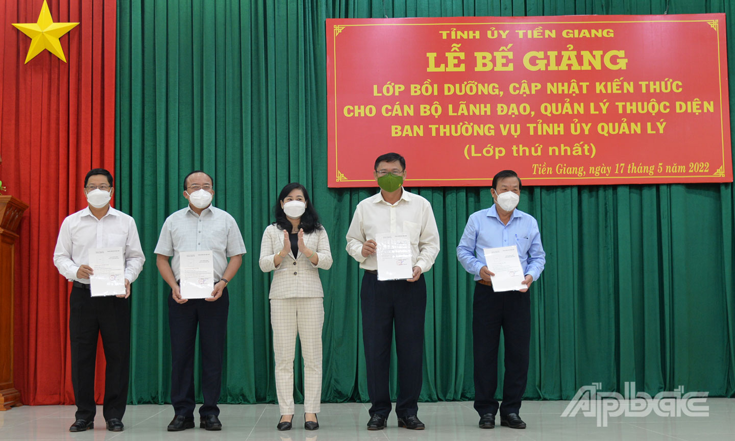 Đồng chí Châu Thị Mỹ Phương trao Giấy chứng nhận cho các đồng chí tham gia lớp bồi dưỡng.