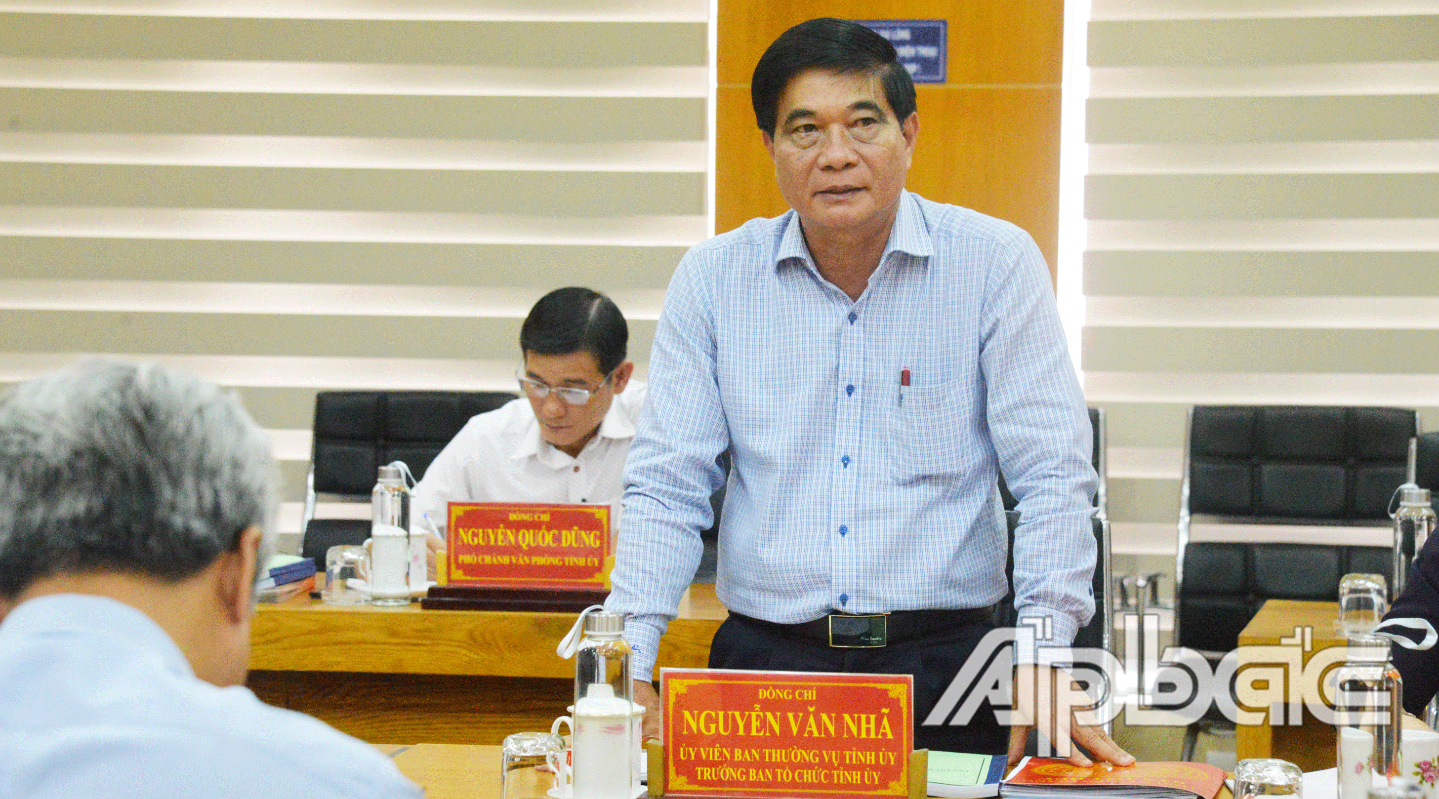 Đồng chí Nguyễn Văn Nhã, Ủy viên Ban Thường vụ Tỉnh ủy, Trưởng Ban tổ chức Tỉnh ủy báo cáo với đoàn kiểm tra về việc thực hiện công tác cán bộ của Đảng
