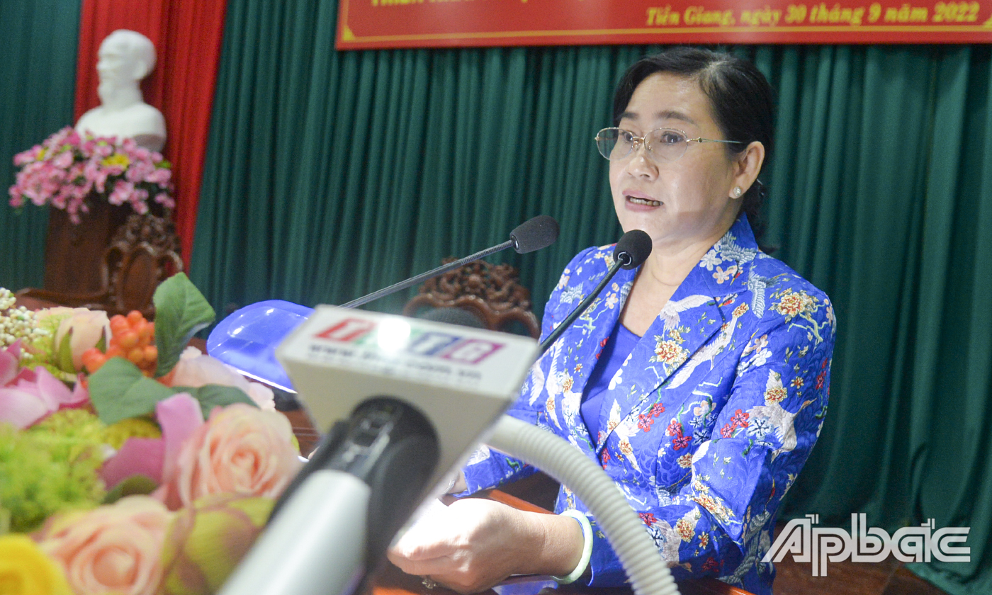 Đồng chí Châu Thị Mỹ Phương, Ủy viên Ban Thường vụ Tỉnh ủy, Trưởng Ban Tuyên giáo Tỉnh ủy phát biểu tại hội nghị.