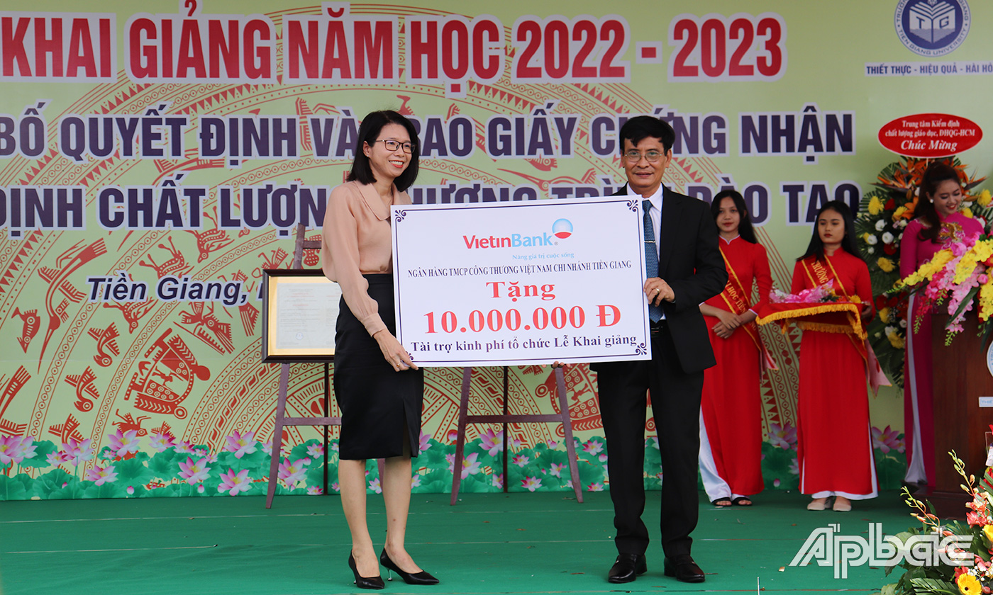 Các ban, ngành, đoàn thể và doanh nghiệp trao tặng học bổng và kinh phí đầu tư trang, thiết bị cho nhà trường trong năm học mới.