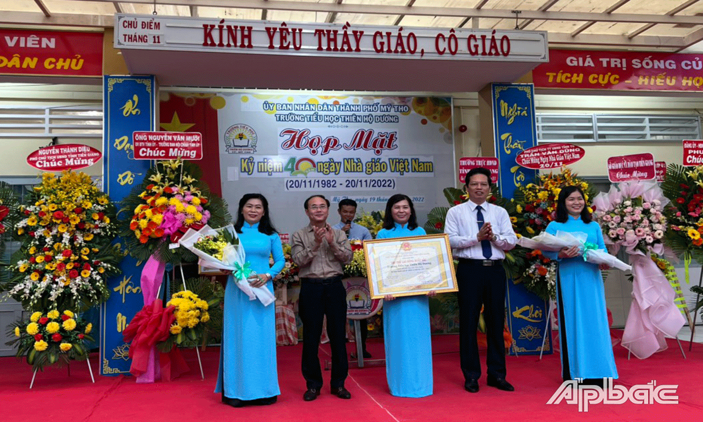 Trường Tiểu học Thiên Hộ Dương vinh dự đón nhận Bằng công nhận danh hiệu “Tập thể lao động xuất sắc” của UBND tỉnh Tiền Giang. 