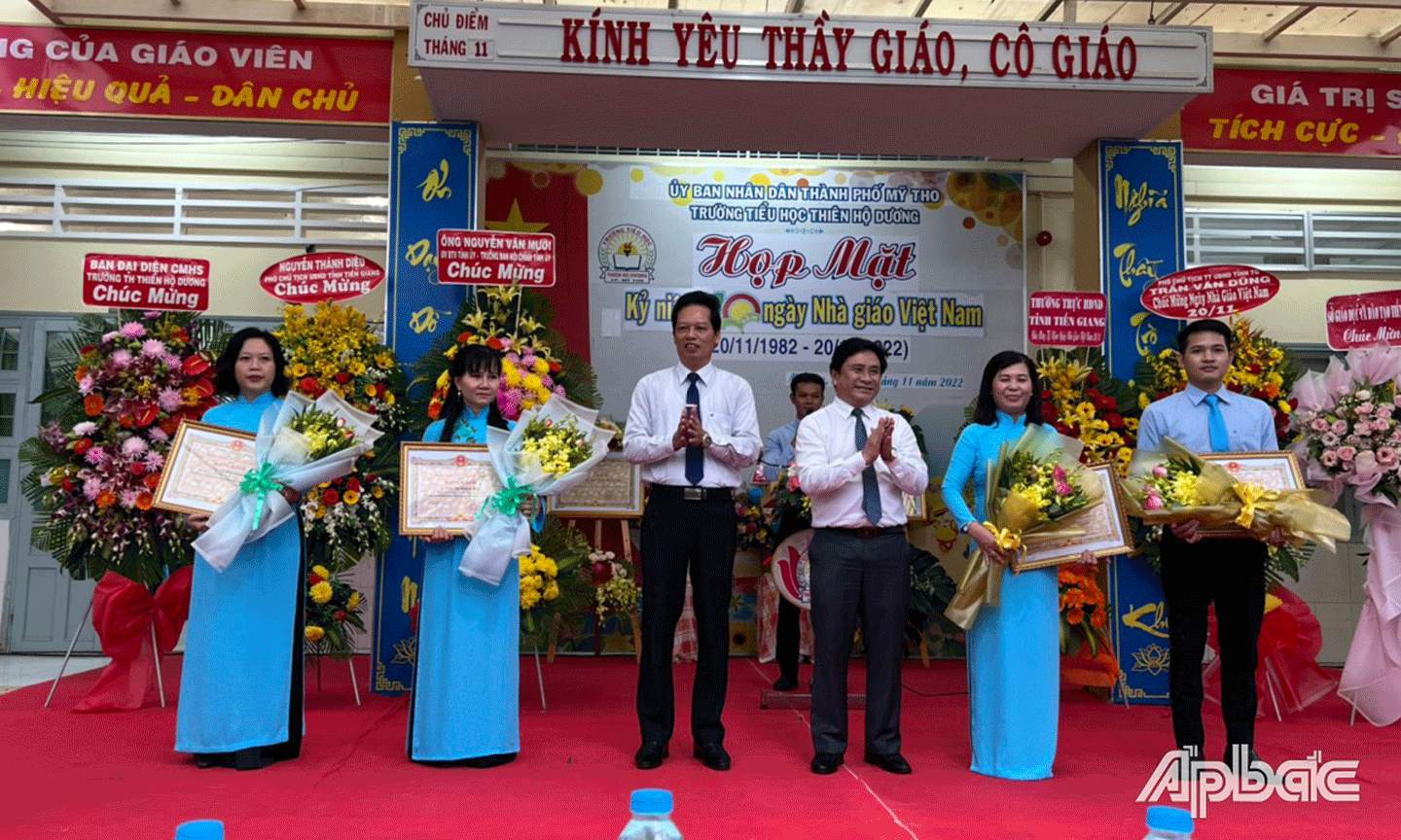 Lãnh đạo tỉnh trao Bằng khen cho các cá nhân vì có thành tích xuất sắc hoàn thành nhiệm vụ trong hai năm học vừa qua. 