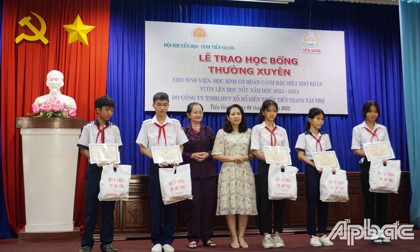 Đại diện lãnh đạo các Sở, ban, ngành, đoàn thể, nhà tài trợ trao học bổng cho các em HSSV