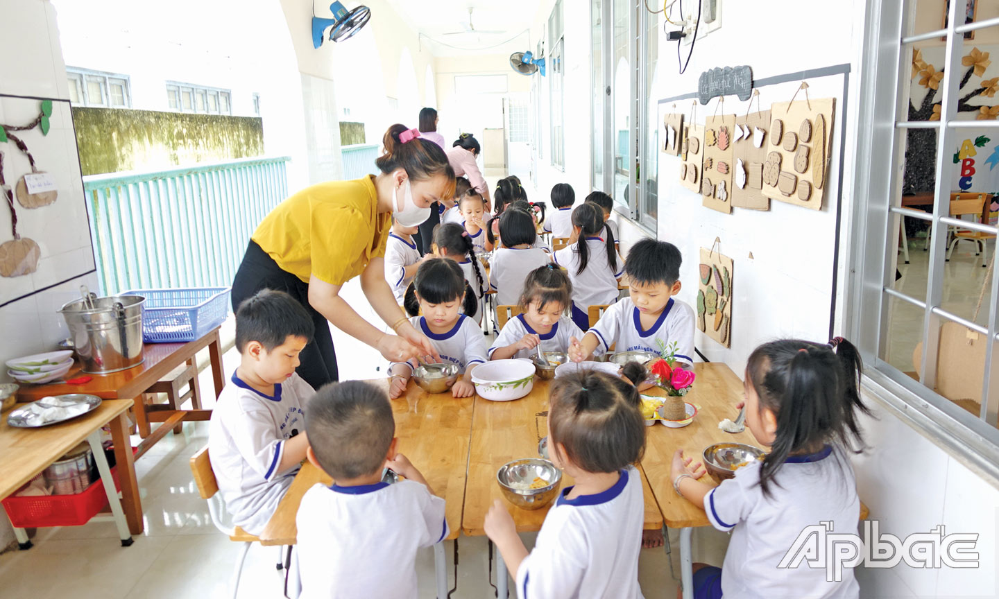  Trẻ bán trú tại Trường Mầm non Hiệp Đức trong giờ ăn.