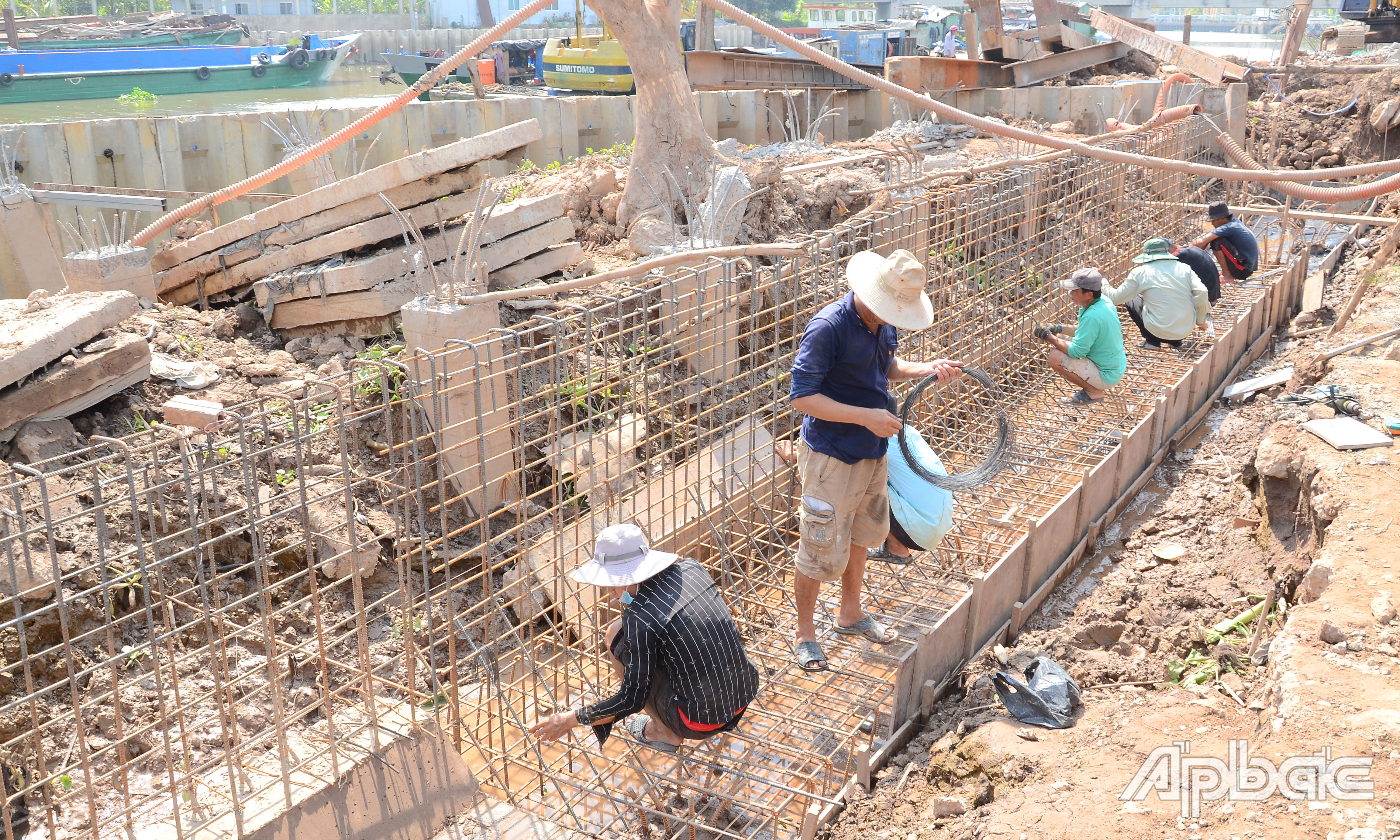 Thi công bờ kè tại khu vực cống Phú Phong.