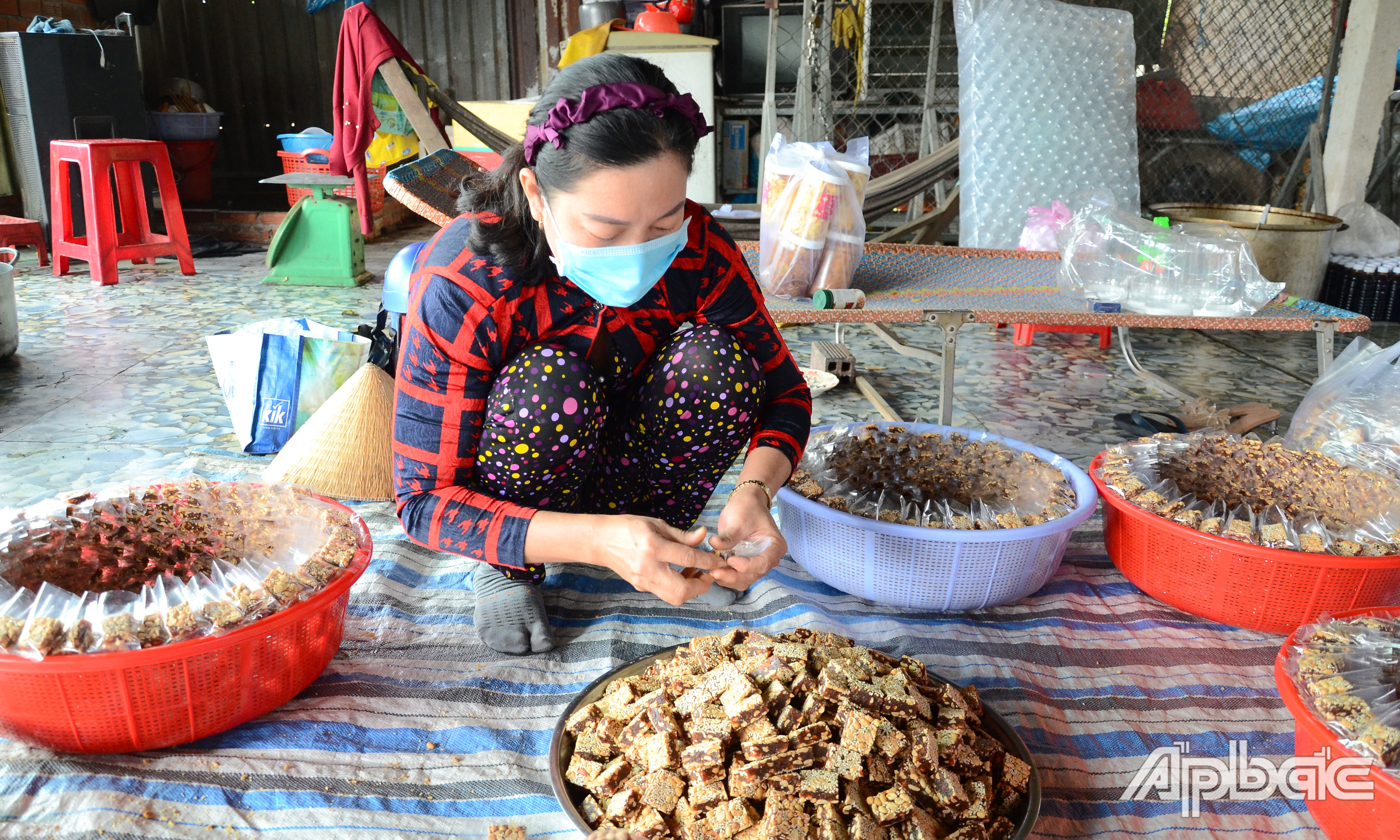 Những viên kẹo khóm ngọt ngào được gói lại cẩn thận.
