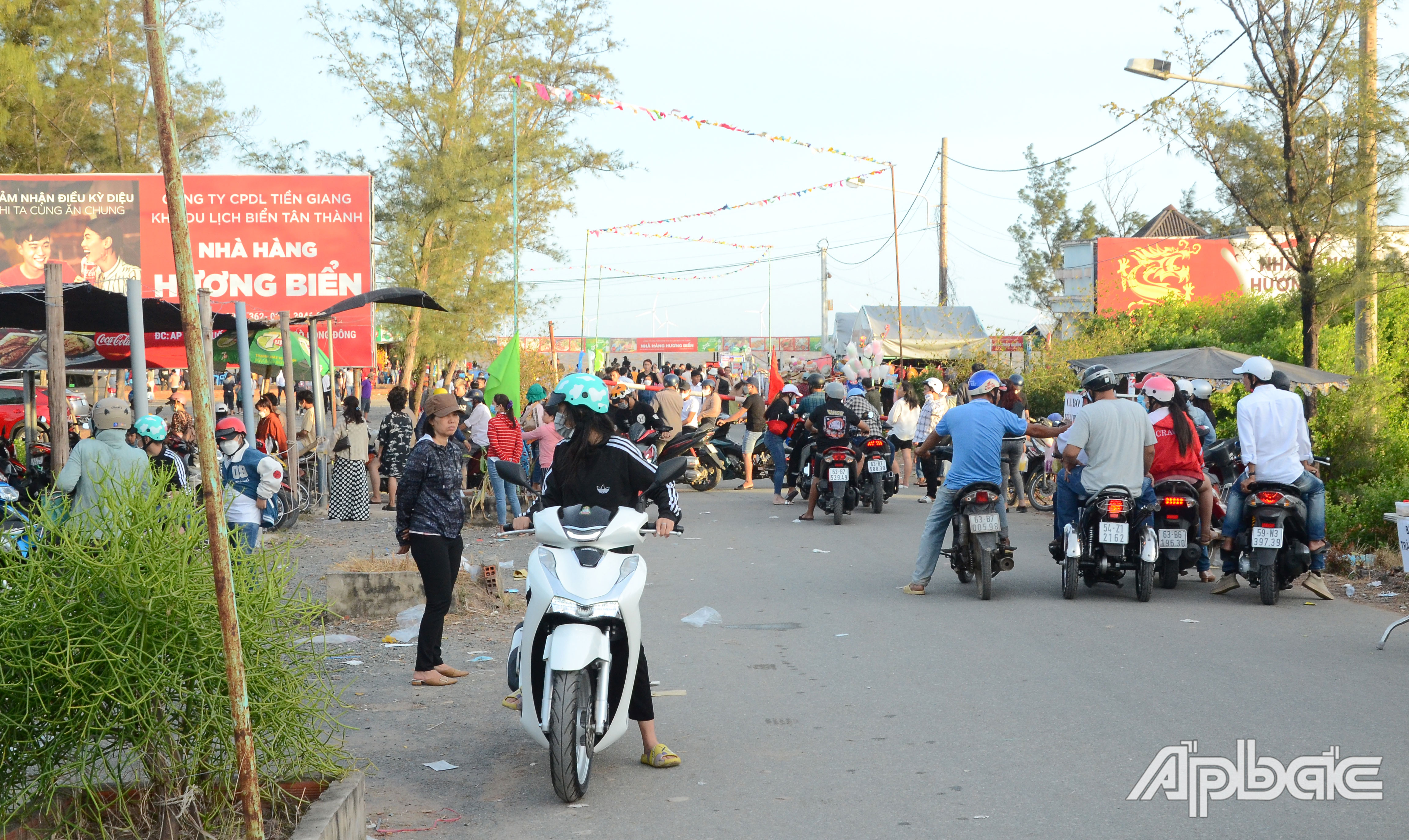 Du khách đến tham quan, du lịch tại Khu du dịch biển Tân Thành.
