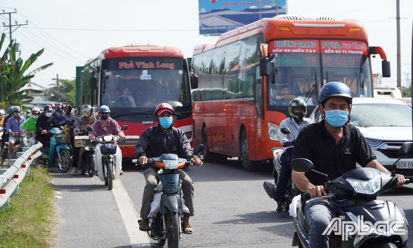 Nhiều điểm cầu phía Vĩnh Long trở thành nút thắt cổ chay.