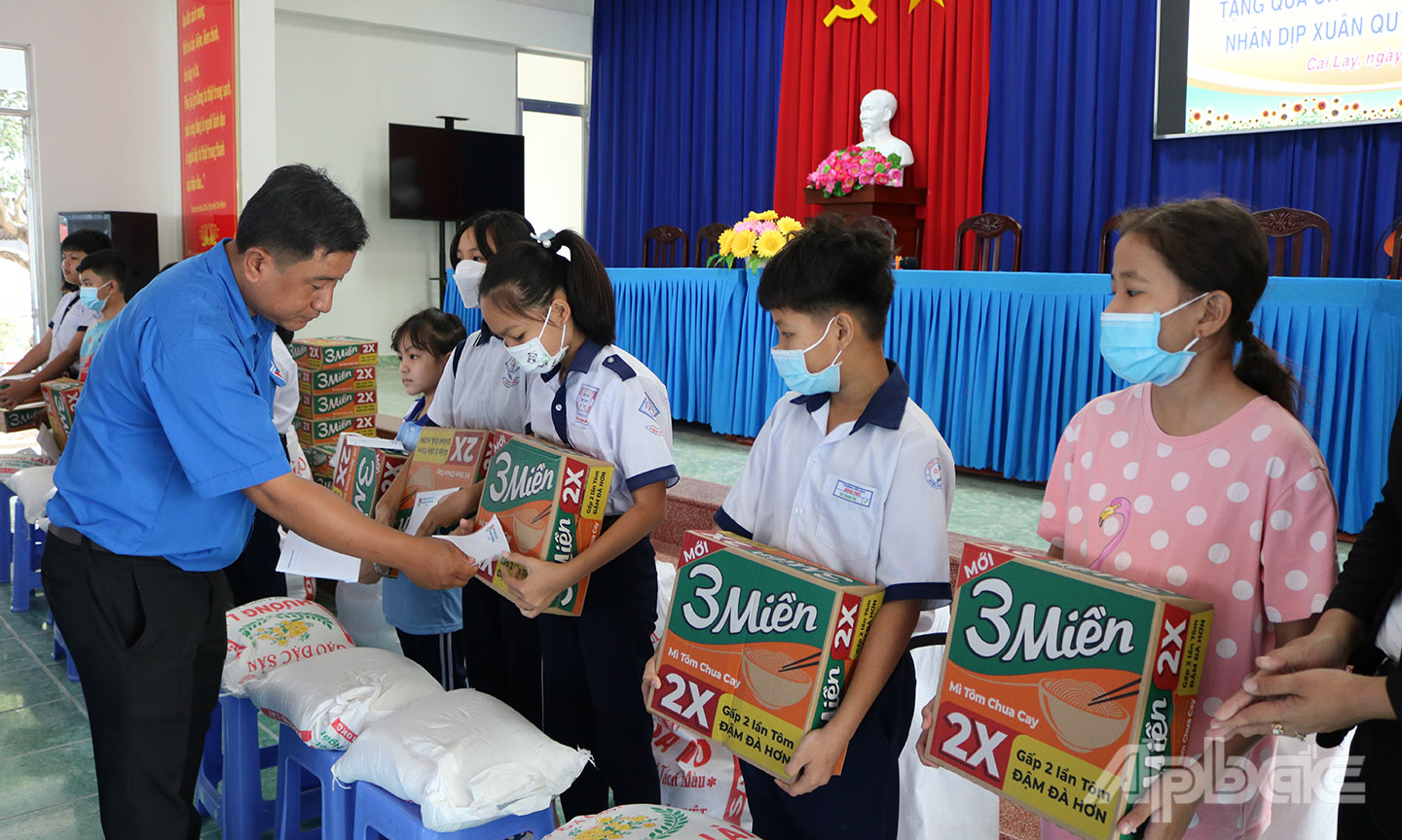 Huyện đoàn Cai Lậy tặng quà từ Chương trình cho học sinh có hoàn cảnh khó khăn trên địa bàn huyện. 