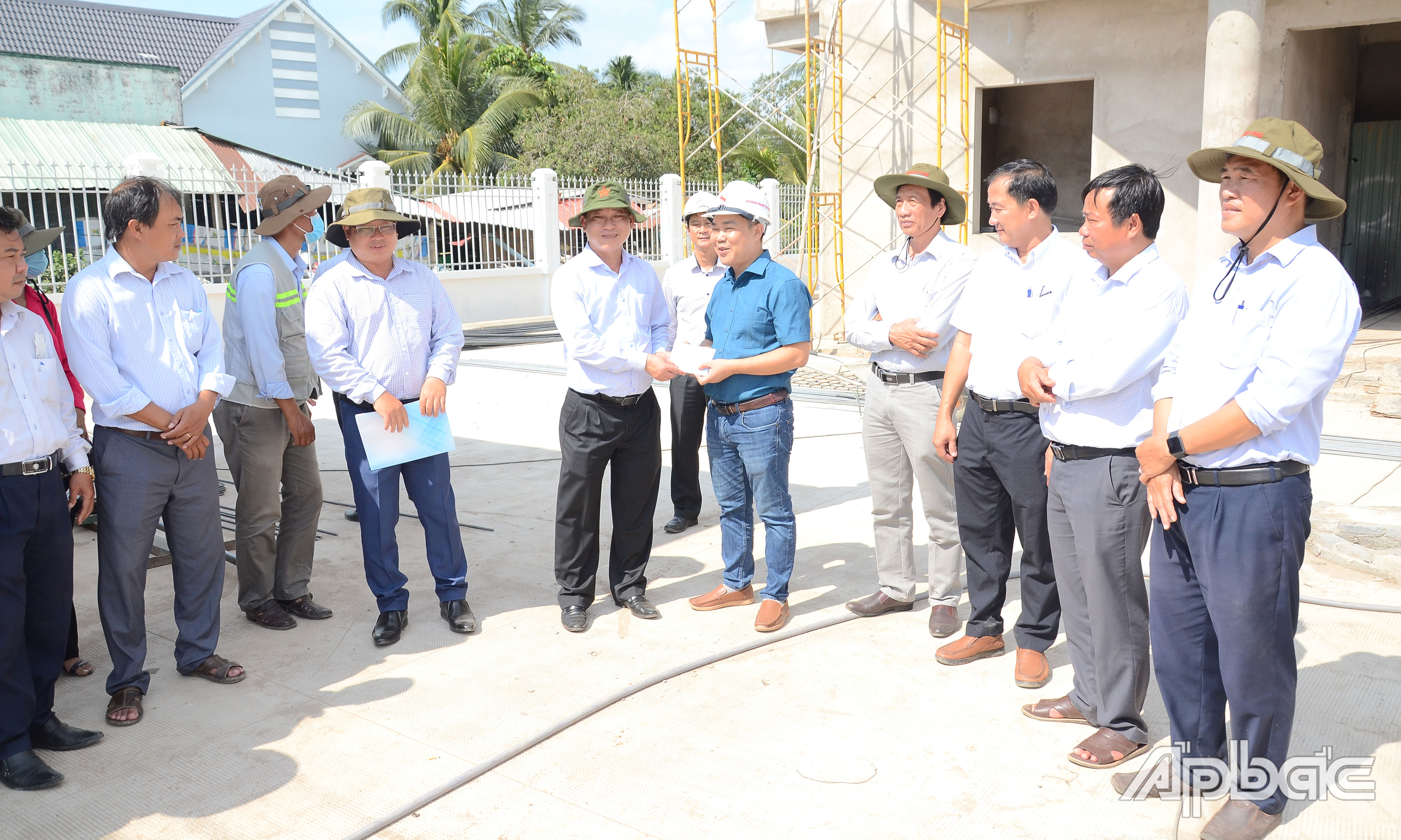 Đồng chí Nguyễn Văn Vĩnh tặng quà đơn vị thi công cống Phú Phong.