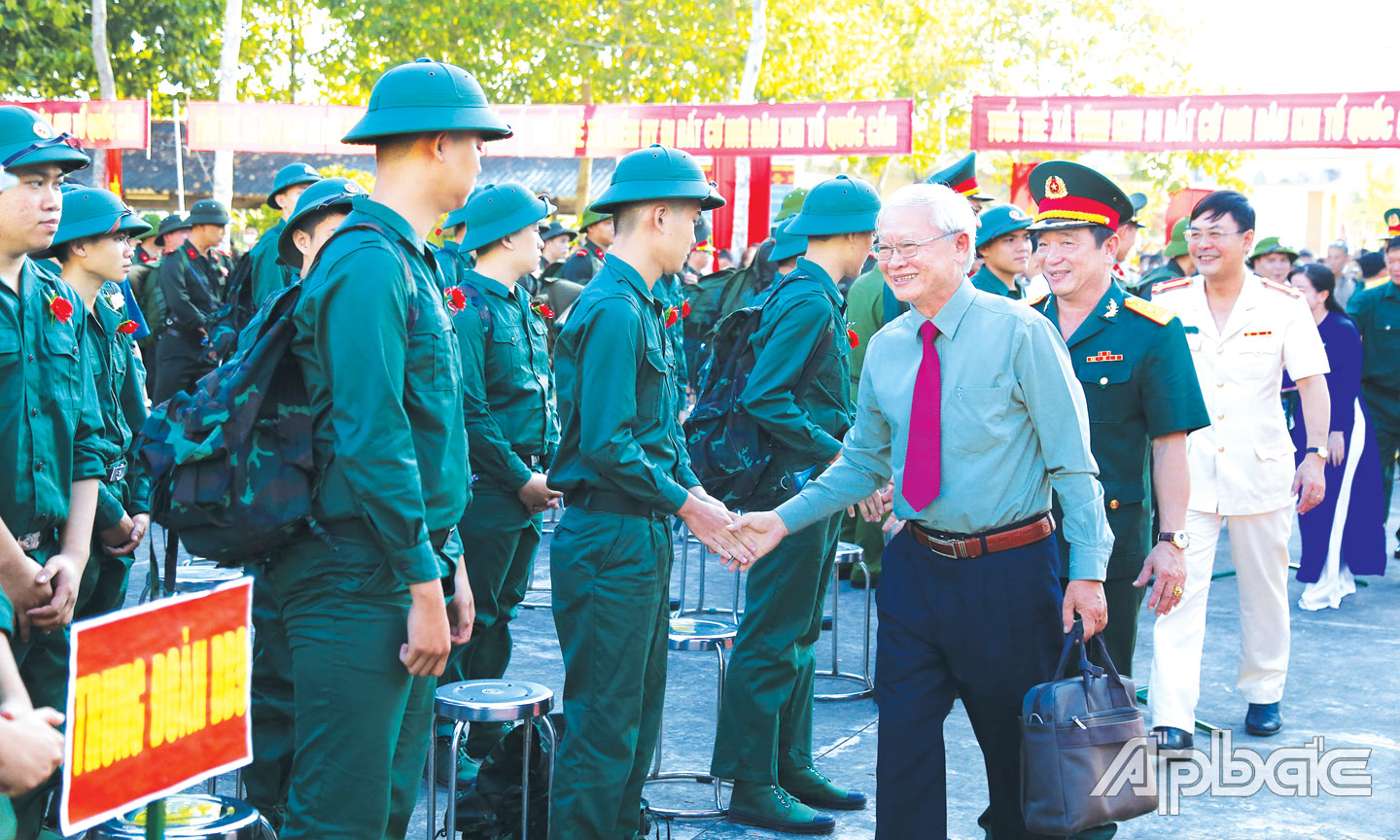 Chủ tịch UBND huyện Châu Thành Huỳnh Văn Bé Hai động viên các tân binh lên đường nhập ngũ.