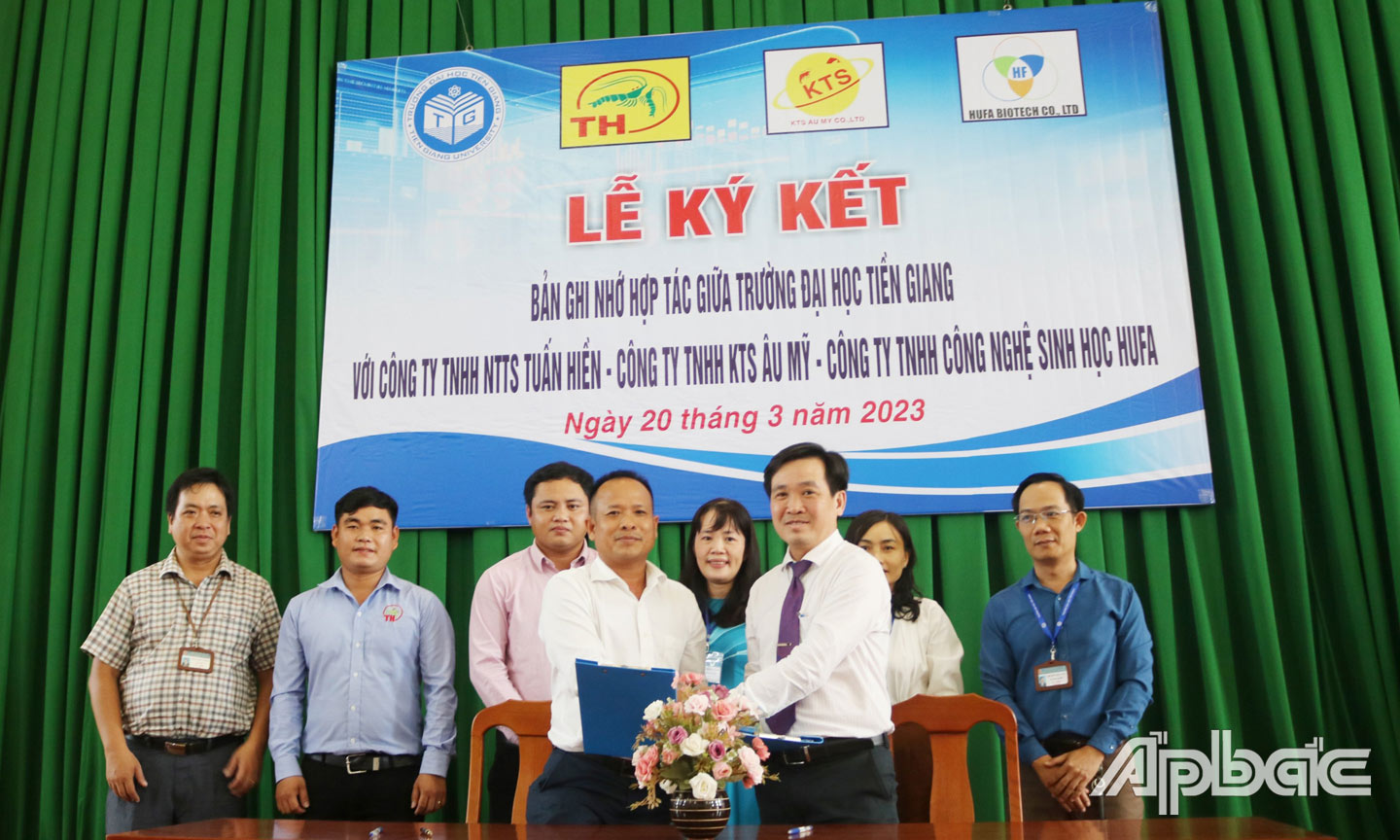 TS. Nguyễn Hoàng Vũ, Phó Hiệu trưởng và ông Ngô Minh Tuấn - Giám đốc Công ty TNHH NTTS Tuấn Hiền cùng ký biên bản ghi nhớ.